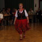 Prezentacja strojów ludowych na bazie strojów Krakowiaków wschodnich z terenów obecnego powiatu buskiego z przełomu XIX/XX wieku / Marta Gajda / Radio Kielce