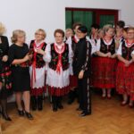 Prezentacja strojów ludowych na bazie strojów Krakowiaków wschodnich z terenów obecnego powiatu buskiego z przełomu XIX/XX wieku / Marta Gajda / Radio Kielce