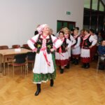 Prezentacja strojów ludowych na bazie strojów Krakowiaków wschodnich z terenów obecnego powiatu buskiego z przełomu XIX/XX wieku / Marta Gajda / Radio Kielce