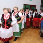 Prezentacja strojów ludowych na bazie strojów Krakowiaków wschodnich z terenów obecnego powiatu buskiego z przełomu XIX/XX wieku / Marta Gajda / Radio Kielce