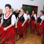 Prezentacja strojów ludowych na bazie strojów Krakowiaków wschodnich z terenów obecnego powiatu buskiego z przełomu XIX/XX wieku / Marta Gajda / Radio Kielce