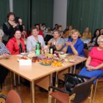 Prezentacja strojów ludowych na bazie strojów Krakowiaków wschodnich z terenów obecnego powiatu buskiego z przełomu XIX/XX wieku / Marta Gajda / Radio Kielce