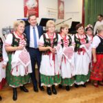 Prezentacja strojów ludowych na bazie strojów Krakowiaków wschodnich z terenów obecnego powiatu buskiego z przełomu XIX/XX wieku / Marta Gajda / Radio Kielce