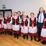 Prezentacja strojów ludowych na bazie strojów Krakowiaków wschodnich z terenów obecnego powiatu buskiego z przełomu XIX/XX wieku / Marta Gajda / Radio Kielce