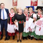 Prezentacja strojów ludowych na bazie strojów Krakowiaków wschodnich z terenów obecnego powiatu buskiego z przełomu XIX/XX wieku / Marta Gajda / Radio Kielce