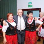 Prezentacja strojów ludowych na bazie strojów Krakowiaków wschodnich z terenów obecnego powiatu buskiego z przełomu XIX/XX wieku / Marta Gajda / Radio Kielce