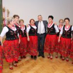 Prezentacja strojów ludowych na bazie strojów Krakowiaków wschodnich z terenów obecnego powiatu buskiego z przełomu XIX/XX wieku / Marta Gajda / Radio Kielce