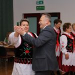 Prezentacja strojów ludowych na bazie strojów Krakowiaków wschodnich z terenów obecnego powiatu buskiego z przełomu XIX/XX wieku / Marta Gajda / Radio Kielce