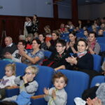 Dzieci z przedszkola nr 2 w Busku-Zdroju w ramach Uniwersytetu I Wieku zaprezentowały na scenie Buskiego Samorządowego Centrum Kultury spektakl „Przy fortepianie…” / Marta Gajda / Radio Kielce