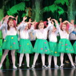 Dzieci z przedszkola nr 2 w Busku-Zdroju w ramach Uniwersytetu I Wieku zaprezentowały na scenie Buskiego Samorządowego Centrum Kultury spektakl „Przy fortepianie…” / Marta Gajda / Radio Kielce