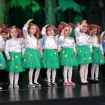 Dzieci z przedszkola nr 2 w Busku-Zdroju w ramach Uniwersytetu I Wieku zaprezentowały na scenie Buskiego Samorządowego Centrum Kultury spektakl „Przy fortepianie…” / Marta Gajda / Radio Kielce