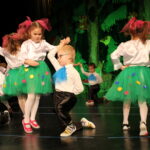 Dzieci z przedszkola nr 2 w Busku-Zdroju w ramach Uniwersytetu I Wieku zaprezentowały na scenie Buskiego Samorządowego Centrum Kultury spektakl „Przy fortepianie…” / Marta Gajda / Radio Kielce