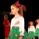 Dzieci z przedszkola nr 2 w Busku-Zdroju w ramach Uniwersytetu I Wieku zaprezentowały na scenie Buskiego Samorządowego Centrum Kultury spektakl „Przy fortepianie…” / Marta Gajda / Radio Kielce