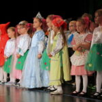 Dzieci z przedszkola nr 2 w Busku-Zdroju w ramach Uniwersytetu I Wieku zaprezentowały na scenie Buskiego Samorządowego Centrum Kultury spektakl „Przy fortepianie…” / Marta Gajda / Radio Kielce