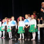 Dzieci z przedszkola nr 2 w Busku-Zdroju w ramach Uniwersytetu I Wieku zaprezentowały na scenie Buskiego Samorządowego Centrum Kultury spektakl „Przy fortepianie…” / Marta Gajda / Radio Kielce