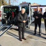 Przekazanie samochodu dostosowanego do przewozu osób niepełnosprawnych. . W obecności Jerzego Kolarza – starosty buskiego, Andrzeja Gądka – przewodniczącego Rady Powiatu w Busku-Zdroju oraz Andrzeja Smulczyńskiego – dyrektora Powiatowego Centrum Pomocy Rodzinie w Busku-Zdroju oficjalnie odebrano nowy samochód osobowy / Marta Gajda / Radio Kielce