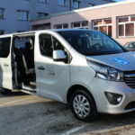 Przekazanie samochodu dostosowanego do przewozu osób niepełnosprawnych / Marta Gajda / Radio Kielce