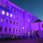 Wojewódzki Szpital Zespolony w Kielcach został podświetlony na fioletowo z okazji Światowego Dnia Wcześniaka / Anna Mazur-Kałuża / Wojewódzki Szpital Zespolony w Kielcach