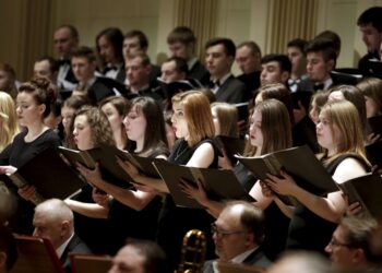 23.03.2016 Kielce. Koncert "Muzyka na Wielkanoc” w Filharmonii Świętokrzyskiej. Dyryguje profesor Janusz Król. / Jarosław Kubalski / Radio Kielce