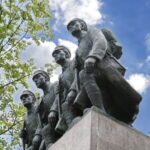 12.08.2016 Kielce. Pomniki autorstwa i współautorstwa Henryka Dłużewskiego. Pomnik Czwórki Legionowej. / Jarosław Kubalski / Radio Kielce