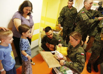 25.04.2018 Kielce. Żołnierze z Centrum Przygotowań do Misji Zagranicznych odwiedzili dzieci w centrum pediatrycznym szpitala na Czarnowie / Jarosław Kubalski / Radio Kielce