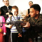 25.04.2018 Kielce. Żołnierze z Centrum Przygotowań do Misji Zagranicznych odwiedzili dzieci w centrum pediatrycznym szpitala na Czarnowie / Jarosław Kubalski / Radio Kielce