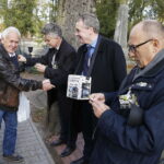 01.11.2018 Kielce. Wszystkich Świętych. Kwesta. Senator Krzysztof Słoń, prezydent Kielc Wojciech Lubawski i zastępca prezydenta Kielc Andrzej Sygut / Jarosław Kubalski / Radio Kielce