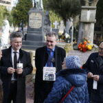 01.11.2018 Kielce. Wszystkich Świętych. Kwesta. Senator Krzysztof Słoń, prezydent Kielc Wojciech Lubawski i zastępca prezydenta Kielc Andrzej Sygut / Jarosław Kubalski / Radio Kielce