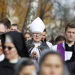 01.11.2018 Kielce. Wszystkich Świętych. Mszę na Cmentarzu Nowym odprawił biskup Andrzej Kaleta / Jarosław Kubalski / Radio Kielce