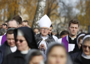 01.11.2018 Kielce. Wszystkich Świętych. Mszę na Cmentarzu Nowym odprawił biskup Andrzej Kaleta / Jarosław Kubalski / Radio Kielce