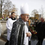 01.11.2018 Kielce. Wszystkich Świętych. Mszę na Cmentarzu Nowym odprawił biskup Andrzej Kaleta / Jarosław Kubalski / Radio Kielce