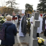 01.11.2018 Kielce. Wszystkich Świętych. Mszę na Cmentarzu Nowym odprawił biskup Andrzej Kaleta / Jarosław Kubalski / Radio Kielce