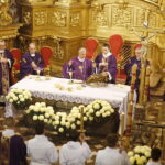 02.11.2018 Kielce. Nabożeństwo Dnia Zadusznego odprawiono w Bazylice Katedralnej w Kielcach. Mszy świętej przewodniczyli biskupi Jan Piotrowski - ordynariusz diecezji kieleckiej oraz Marian Florczyk i Andrzej Kaleta / Jarosław Kubalski / Radio Kielce