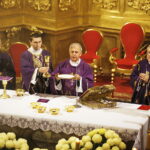 02.11.2018 Kielce. Nabożeństwo Dnia Zadusznego odprawiono w Bazylice Katedralnej w Kielcach. Mszy świętej przewodniczyli biskupi Jan Piotrowski - ordynariusz diecezji kieleckiej oraz Marian Florczyk i Andrzej Kaleta / Jarosław Kubalski / Radio Kielce