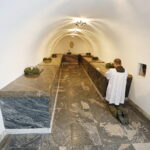 02.11.2018 Kielce. Nabożeństwo Dnia Zadusznego odprawiono w Bazylice Katedralnej w Kielcach. Mszy świętej przewodniczyli biskupi Jan Piotrowski - ordynariusz diecezji kieleckiej oraz Marian Florczyk i Andrzej Kaleta. Nabożeństwu towarzyszyła procesja do krypty bazyliki, gdzie spoczywają wszyscy biskupi kieleccy / Jarosław Kubalski / Radio Kielce