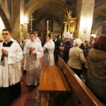 02.11.2018 Kielce. Nabożeństwo Dnia Zadusznego odprawiono w Bazylice Katedralnej w Kielcach. Mszy świętej przewodniczyli biskupi Jan Piotrowski - ordynariusz diecezji kieleckiej oraz Marian Florczyk i Andrzej Kaleta. Nabożeństwu towarzyszyła procesja do krypty bazyliki, gdzie spoczywają wszyscy biskupi kieleccy / Jarosław Kubalski / Radio Kielce