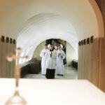 02.11.2018 Kielce. Nabożeństwo Dnia Zadusznego odprawiono w Bazylice Katedralnej w Kielcach. Mszy świętej przewodniczyli biskupi Jan Piotrowski - ordynariusz diecezji kieleckiej oraz Marian Florczyk i Andrzej Kaleta. Nabożeństwu towarzyszyła procesja do krypty bazyliki, gdzie spoczywają wszyscy biskupi kieleccy / Jarosław Kubalski / Radio Kielce