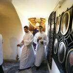 02.11.2018 Kielce. Nabożeństwo Dnia Zadusznego odprawiono w Bazylice Katedralnej w Kielcach. Mszy świętej przewodniczyli biskupi Jan Piotrowski - ordynariusz diecezji kieleckiej oraz Marian Florczyk i Andrzej Kaleta. Nabożeństwu towarzyszyła procesja do krypty bazyliki, gdzie spoczywają wszyscy biskupi kieleccy / Jarosław Kubalski / Radio Kielce