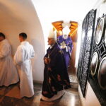 02.11.2018 Kielce. Nabożeństwo Dnia Zadusznego odprawiono w Bazylice Katedralnej w Kielcach. Mszy świętej przewodniczyli biskupi Jan Piotrowski - ordynariusz diecezji kieleckiej oraz Marian Florczyk i Andrzej Kaleta. Nabożeństwu towarzyszyła procesja do krypty bazyliki, gdzie spoczywają wszyscy biskupi kieleccy / Jarosław Kubalski / Radio Kielce