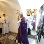 02.11.2018 Kielce. Nabożeństwo Dnia Zadusznego odprawiono w Bazylice Katedralnej w Kielcach. Mszy świętej przewodniczyli biskupi Jan Piotrowski - ordynariusz diecezji kieleckiej oraz Marian Florczyk i Andrzej Kaleta. Nabożeństwu towarzyszyła procesja do krypty bazyliki, gdzie spoczywają wszyscy biskupi kieleccy / Jarosław Kubalski / Radio Kielce