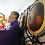 02.11.2018 Kielce. Nabożeństwo Dnia Zadusznego odprawiono w Bazylice Katedralnej w Kielcach. Mszy świętej przewodniczyli biskupi Jan Piotrowski - ordynariusz diecezji kieleckiej oraz Marian Florczyk i Andrzej Kaleta. Nabożeństwu towarzyszyła procesja do krypty bazyliki, gdzie spoczywają wszyscy biskupi kieleccy / Jarosław Kubalski / Radio Kielce