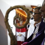 02.11.2018 Kielce. Nabożeństwo Dnia Zadusznego odprawiono w Bazylice Katedralnej w Kielcach. Mszy świętej przewodniczyli biskupi Jan Piotrowski - ordynariusz diecezji kieleckiej oraz Marian Florczyk i Andrzej Kaleta. Nabożeństwu towarzyszyła procesja do krypty bazyliki, gdzie spoczywają wszyscy biskupi kieleccy / Jarosław Kubalski / Radio Kielce