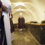 02.11.2018 Kielce. Nabożeństwo Dnia Zadusznego odprawiono w Bazylice Katedralnej w Kielcach. Mszy świętej przewodniczyli biskupi Jan Piotrowski - ordynariusz diecezji kieleckiej oraz Marian Florczyk i Andrzej Kaleta. Nabożeństwu towarzyszyła procesja do krypty bazyliki, gdzie spoczywają wszyscy biskupi kieleccy / Jarosław Kubalski / Radio Kielce