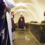 02.11.2018 Kielce. Nabożeństwo Dnia Zadusznego odprawiono w Bazylice Katedralnej w Kielcach. Mszy świętej przewodniczyli biskupi Jan Piotrowski - ordynariusz diecezji kieleckiej oraz Marian Florczyk i Andrzej Kaleta. Nabożeństwu towarzyszyła procesja do krypty bazyliki, gdzie spoczywają wszyscy biskupi kieleccy / Jarosław Kubalski / Radio Kielce