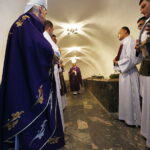 02.11.2018 Kielce. Nabożeństwo Dnia Zadusznego odprawiono w Bazylice Katedralnej w Kielcach. Mszy świętej przewodniczyli biskupi Jan Piotrowski - ordynariusz diecezji kieleckiej oraz Marian Florczyk i Andrzej Kaleta. Nabożeństwu towarzyszyła procesja do krypty bazyliki, gdzie spoczywają wszyscy biskupi kieleccy / Jarosław Kubalski / Radio Kielce