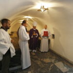 02.11.2018 Kielce. Nabożeństwo Dnia Zadusznego odprawiono w Bazylice Katedralnej w Kielcach. Mszy świętej przewodniczyli biskupi Jan Piotrowski - ordynariusz diecezji kieleckiej oraz Marian Florczyk i Andrzej Kaleta. Nabożeństwu towarzyszyła procesja do krypty bazyliki, gdzie spoczywają wszyscy biskupi kieleccy / Jarosław Kubalski / Radio Kielce