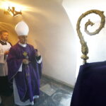 02.11.2018 Kielce. Nabożeństwo Dnia Zadusznego odprawiono w Bazylice Katedralnej w Kielcach. Mszy świętej przewodniczyli biskupi Jan Piotrowski - ordynariusz diecezji kieleckiej oraz Marian Florczyk i Andrzej Kaleta. Nabożeństwu towarzyszyła procesja do krypty bazyliki, gdzie spoczywają wszyscy biskupi kieleccy / Jarosław Kubalski / Radio Kielce