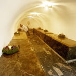 02.11.2018 Kielce. Nabożeństwo Dnia Zadusznego odprawiono w Bazylice Katedralnej w Kielcach. Mszy świętej przewodniczyli biskupi Jan Piotrowski - ordynariusz diecezji kieleckiej oraz Marian Florczyk i Andrzej Kaleta. Nabożeństwu towarzyszyła procesja do krypty bazyliki, gdzie spoczywają wszyscy biskupi kieleccy / Jarosław Kubalski / Radio Kielce