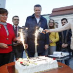 04.11.2018 Kielce. Prezydent elekt Bogdan Wenta częstuje tortem mieszkańców / Jarosław Kubalski / Radio Kielce