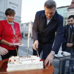 04.11.2018 Kielce. Prezydent elekt Bogdan Wenta częstuje tortem mieszkańców / Jarosław Kubalski / Radio Kielce